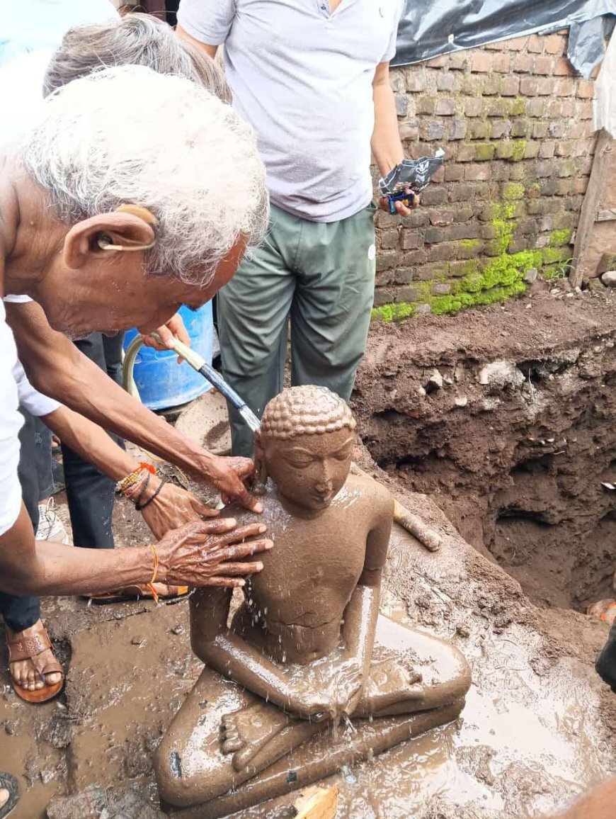 खुदाई के दौरान ग्राम आमदा में निकली करीब 3 फीट की प्राचीन प्रतिमा,22 वे तीर्थंकर भगवान नेमीनाथ की बताई जा रही प्रतिमा,