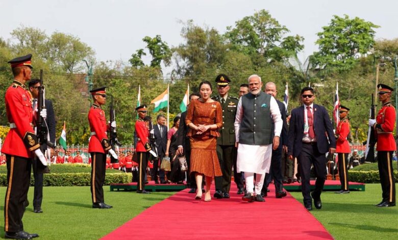 प्रधानमंत्री-मोदी-की-थाईलैंड-यात्रा-के-दौरान-एक-विशेष-डाक-टिकट-हुआ-जारी