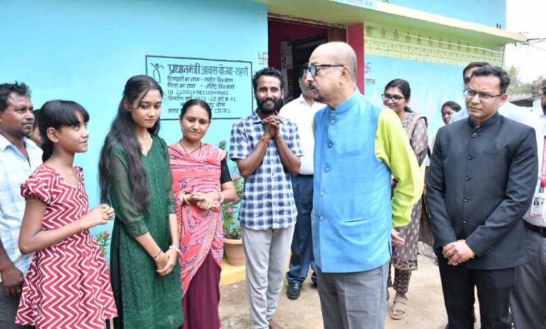 पहली-बार-अपने-क्षेत्र-में-राज्यपाल-को-देख-अभिभूत-हुए-ग्रामीण