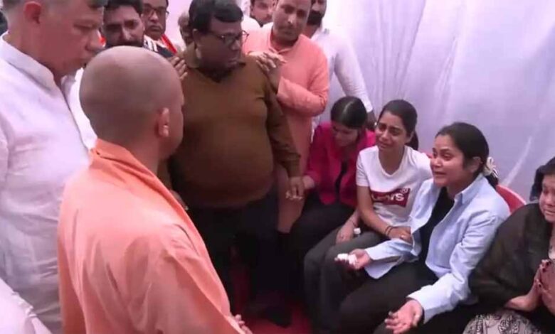 सीएम योगी पहुंचे शुभम द्विवेदी के घर, परिजनों से की मुलाकात