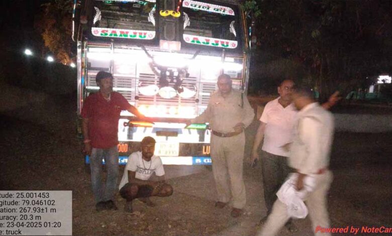 जतारा-एसडीओपी-और-जतारा-रेंजर-की-सूझबूझ-और-समन्वय-से-अवैध-लकड़ी-परिवहन-करते-जप्त-हुआ-ट्रक