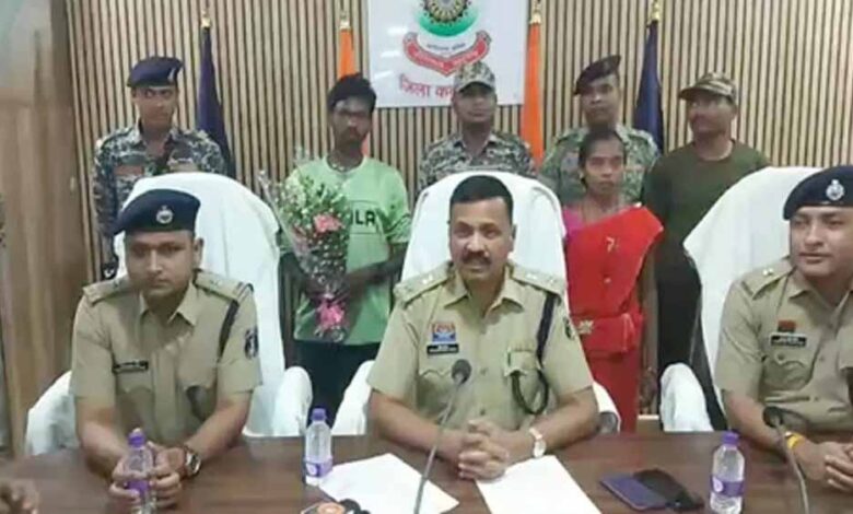 सात-लाख-के-ईनामी-नक्सली-दंपती-ने-किया-आत्मसमर्पण