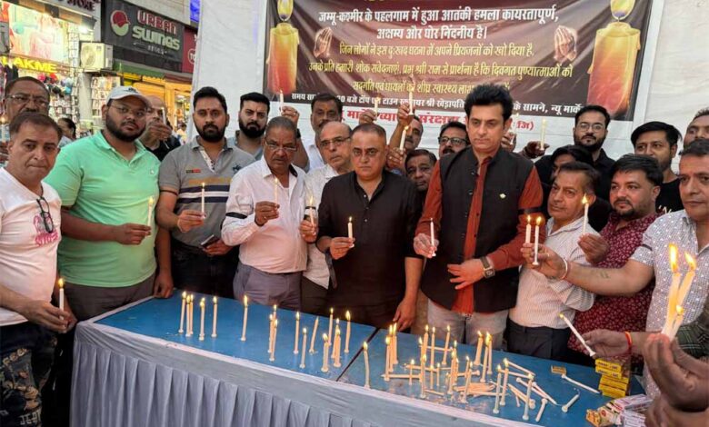 टाउन-चौराहे-पर-न्यूमार्केट-के-व्यापारियों-ने-श्रद्धांजलि-सभा-की-आयोजित
