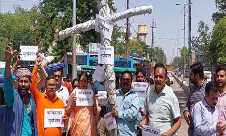 हरदोई में श्रद्धालुओं पर हमले से आक्रोशित हरदोईवासियों ने फूंका पाकिस्तान पीएम का पुतला, आतंकवाद के खिलाफ जनाक्रोश