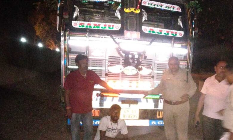 जतारा-एसडीओपी-और-जतारा-रेंजर-की-सूझबूझ-और-समन्वय-से-अवैध-लकड़ी-परिवहन-करते-जप्त-हुआ-ट्रक