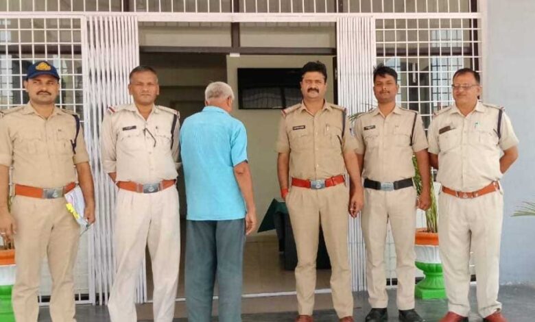 जालसाज-निलंबित-पटवारी-गिरफ्तार,-दो-साल-से-पुलिस-को-चकमा-दे-रहा-था-आरोप,अन्य-आरोपियों-की-तलाश-जारी