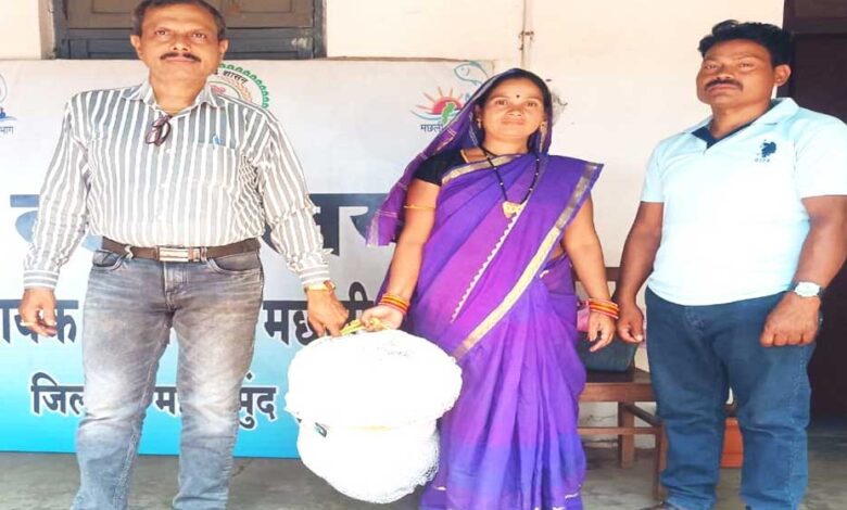 महासमुंद-:-‘सुशासन-तिहार-में-मत्स्य-विभाग-की-योजना-से-लाभान्वित-हुए-टिकेश्वर-एवं-गंगाबाई’