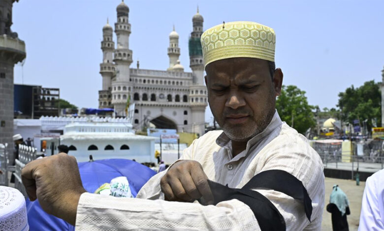 संभल और चंदौसी जिले की कई मस्जिदों में जुमे की नमाज अदा करने नमाजी काली पट्टी बांधकर पहुंचे