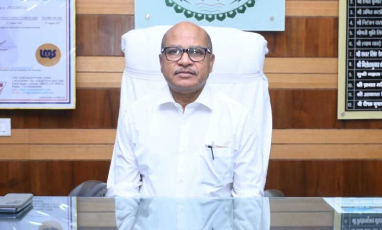 कलेक्टर-उइके-ने-मत्स्य-एवं-पशुधन-विकास-विभाग-द्वारा-संचालित-योजनाओं-से-लाभान्वित-हिग्राहियों-से-की-चर्चा
