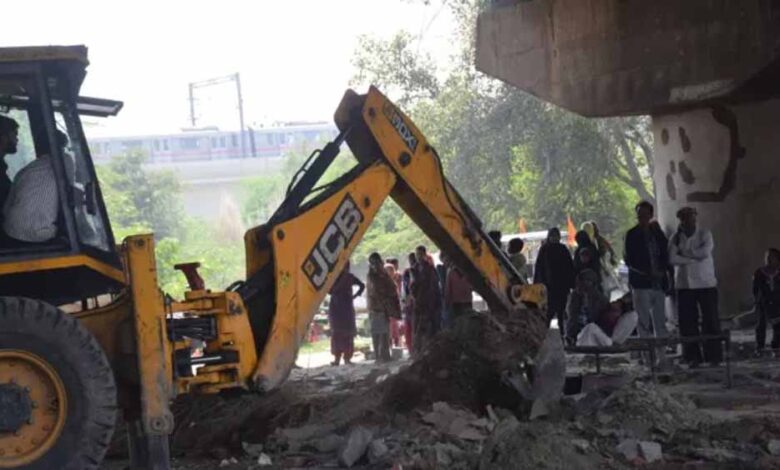 मयूर विहार यमुना खादर में डीडीए ने अतिक्रमण हटाने की कार्रवाई की, 200 से ज्यादा झुग्गियां ध्वस्त