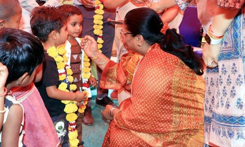 स्कूल-चलें-हम-अभियान-के-तहत-मंत्री-सुश्री-भूरिया-ने-बच्चों-को-तिलक-और-पुष्प-माला-पहनाकर-शाला-प्रवेश-करवाया