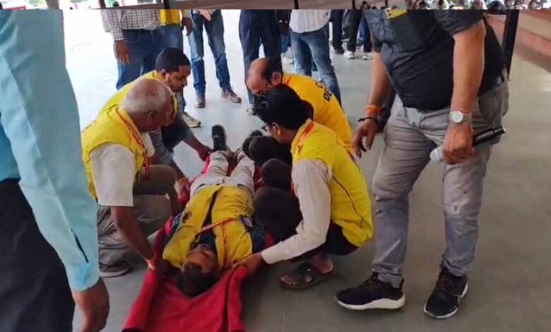 लखनऊ में वॉर मॉकड्रिल का हुआ अभ्यास, कोई जमीन पर लेटा, कोई कंधे पर सवार…