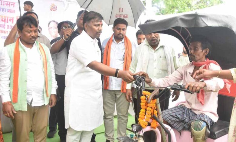 रायपुर : सुशासन तिहार में दिव्यांग रामूराम की समस्या पर हुई त्वरित सुनवाई