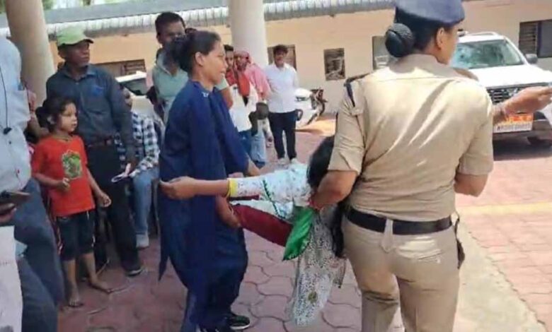 एसपी ऑफिस में चल रही जनसुनवाई के दौरान महिला ने जहर खाकर जान देने की कोशिश की, अस्पताल में कराया भर्ती