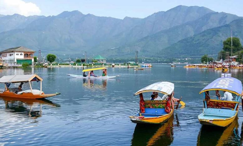 पहलगाम हमले के बाद पर्यटन में सूनी हो गई झील, ‘पहले 1500 कमाते थे, अब 100 रुपए भी मुश्किल….