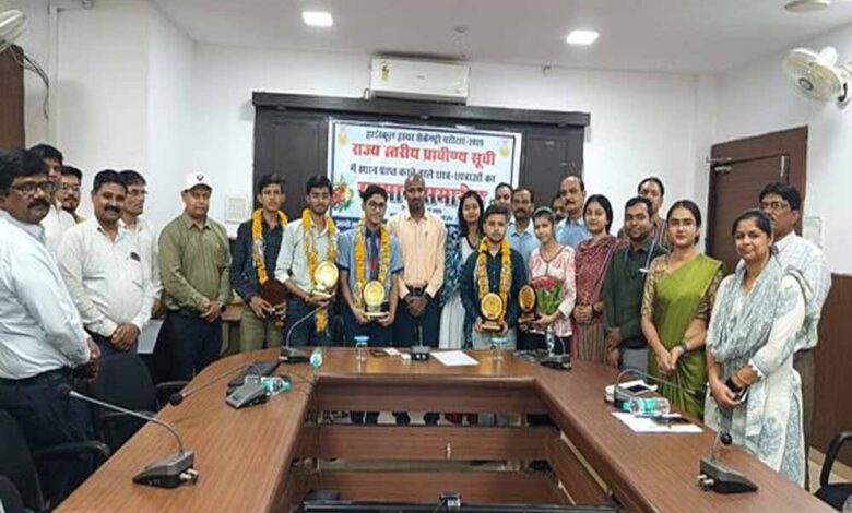 सीहोर जिले में बोर्ड रिजल्ट में अच्छे अंक लाने वाले विद्यार्थियों को कलेक्टर ने सम्मानित किया