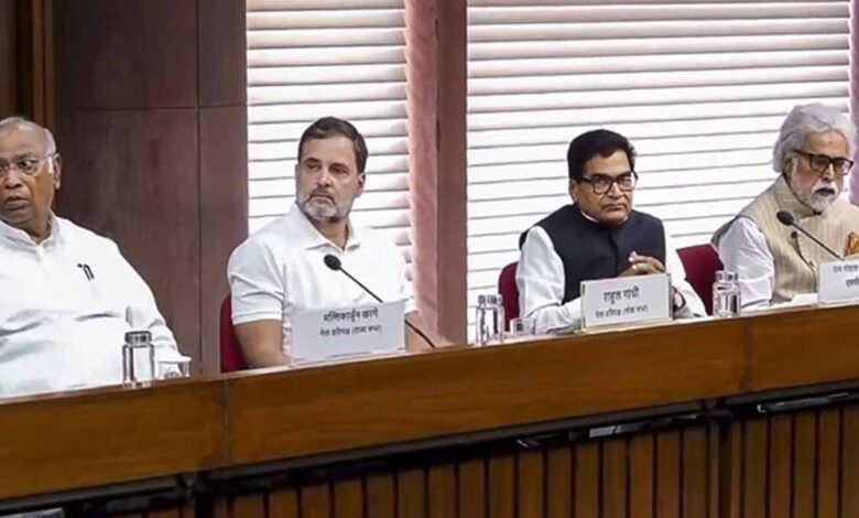 रक्षा-मंत्री-राजनाथ-सिंह-की-अध्यक्षता-में-हुई-बैठक-में-सभी-दलों-ने-सरकार-के-साथ-एकजुटता-की-बात-कही