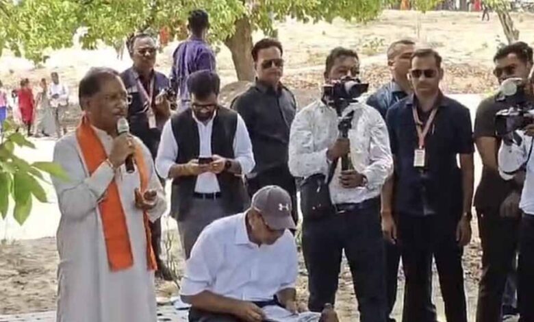 एमपी से सटे गांव में उतरा सीएम साय का हेलीकॉप्टर, ग्रामीणों को दी कई सौगातें