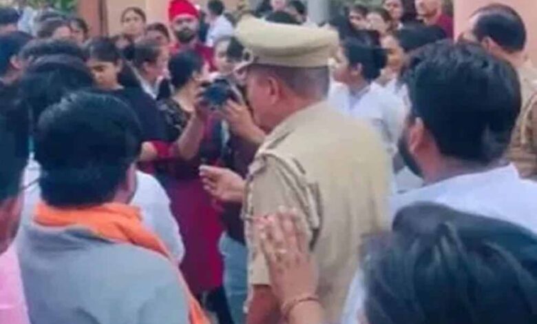 सहारनपुर में एक नर्सिंग कॉलेज में हंगामा, छात्र-छात्राओं को तिलक मिटाने, कलावा खोलने और दाढ़ी काटने
