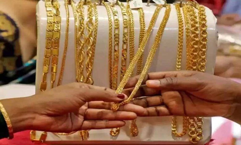 ऑपरेशन सिंदूर के बाद भारत-पाकिस्तान में चल रहे तनाव के बीच सोने-चांदी के भाव में आज बड़ी गिरावट