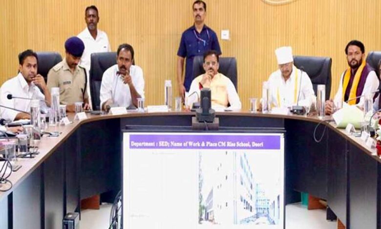 निर्माण कार्यों में लायें गति, समानांतर रूप से खरीदें आवश्यक उपकरण एवं फर्नीचर: उप मुख्यमंत्री शुक्ल