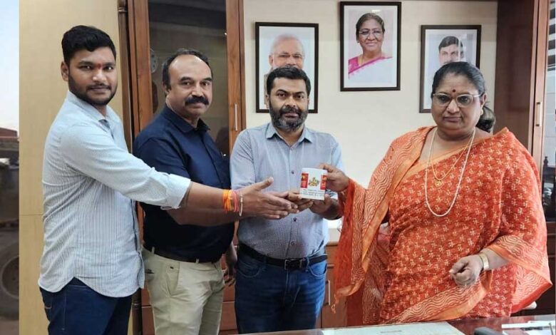 एम पी हलचल टी वी की 21 वर्ष पूर्ण होने पर वरिष्ठ जनों को स्मृति चिन्ह भेंट
