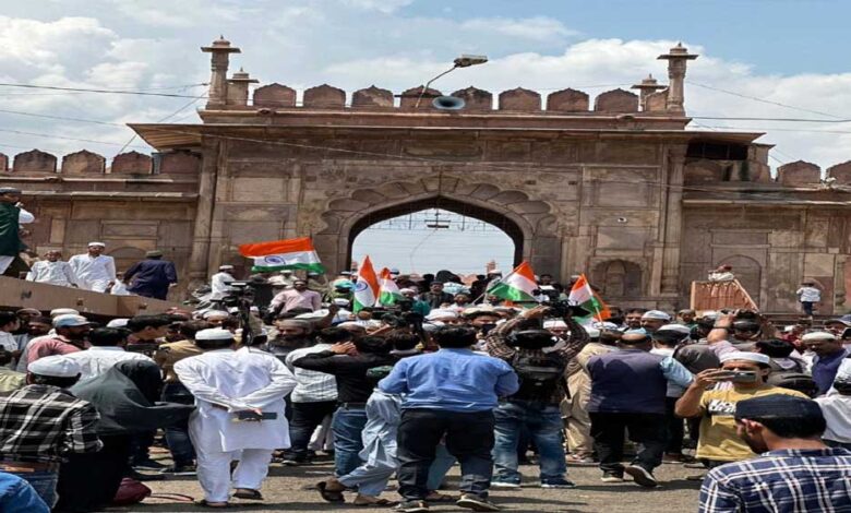 राजधानी भोपाल में मुस्लिम समाज ने लहराया तिरंगा, पाकिस्तान के खिलाफ की नारेबाजी