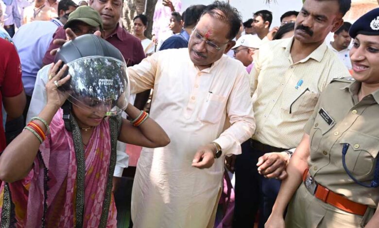 रायपुर : मुख्यमंत्री विष्णु देव साय ने चौपाल में अपने हाथों से दो युवाओं को पहनाया हेलमेट