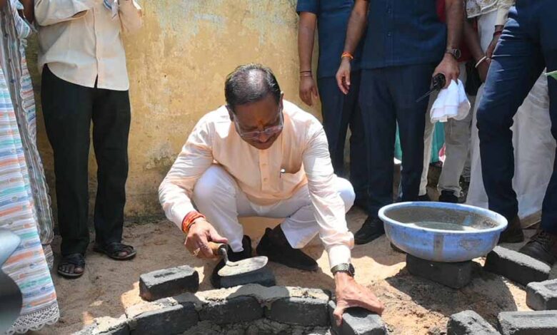 मुख्यमंत्री ने राज मिस्त्री बन सोखता गड्ढा के लिए की ईट जोड़ाई