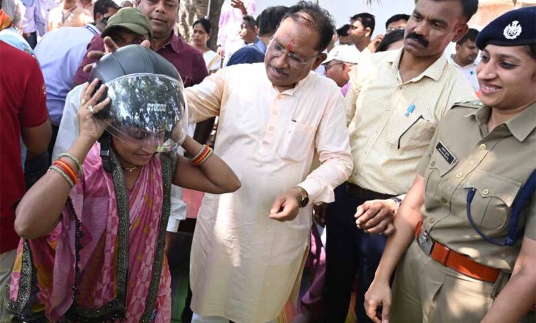मुख्यमंत्री-साय-ने-चौपाल-में-अपने-हाथों-से-दो-युवाओं-को-पहनाया-हेलमेट
