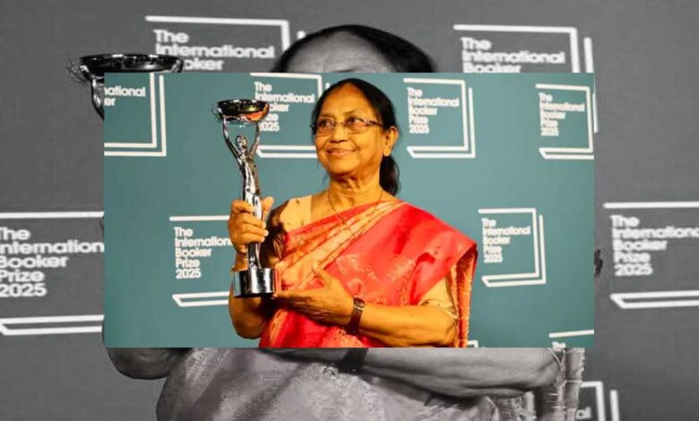 बानू-मुश्ताक-ने-बुकर-प्राइज-जीतकर-रचा-इतिहास,-जानें-हार्ट-लैंप-में-ऐसा-क्या