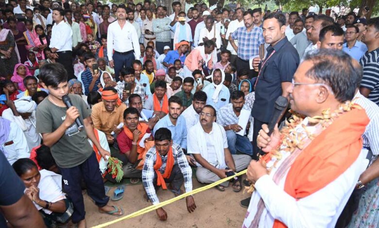 रायपुर-:-मुख्यमंत्री-विष्णु-देव-साय-का-हरगवां-गांव-में-औचक-दौरा,-ग्रामीणों-से-किया-सीधा-संवाद