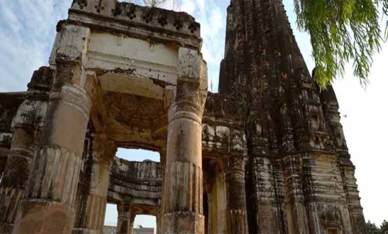 सिंध-प्रांत-के-टांडो-जाम-कस्बे-में-100-साल-पुराने-एक-हिंदू-मंदिर-पर-कब्जे-का-लगा-आरोप,-रास्ता-तक-रोका