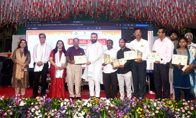 केवीआईसी-के-‘हनी-मिशन’-में-20-हजार-मीट्रिक-टन-शहद-का-हुआ-उत्पादन