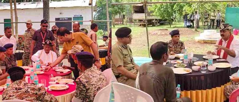 सीएम-साय-ने-बढ़ाया-जवानों-का-हौसला,-drg-जवानों-के-साथ-खाया-खाना