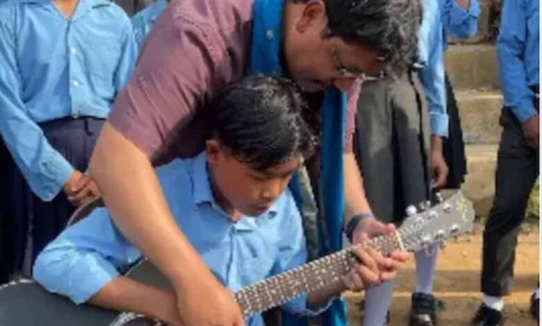 मुख्यमंत्री-कॉनराड-संगमा-का-एक-वीडियो-वायरल,-जिसमे-वह-बच्चों-को-गिटार-बजाना-सिखा-रहे