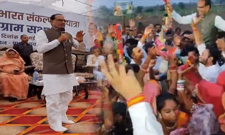 जनता-ने-शिवराज-को-कंधे-पर-उठाया,-जमकर-थिरके,-ढाई-दशक-बाद-फिर-पदयात्रा-पर-निकले,-पत्नी-और-बेटा-बहू-भी-साथ-में-आए-नजर