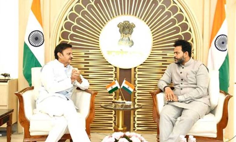 उप-मुख्यमंत्री-शुक्ल-ने-केंद्रीय-नागरिक-उड्डयन-मंत्री-नायडू-से-की-सौजन्य-भेंट