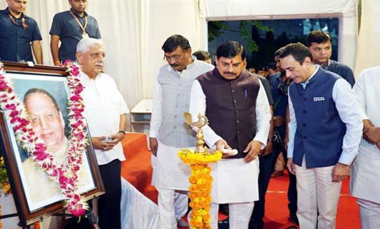 मुख्‍यमंत्री-डॉ.-यादव-ने-जवाहरलाल-दर्डा-की-कांस्‍य-प्रतिमा-का-किया-अनावरण