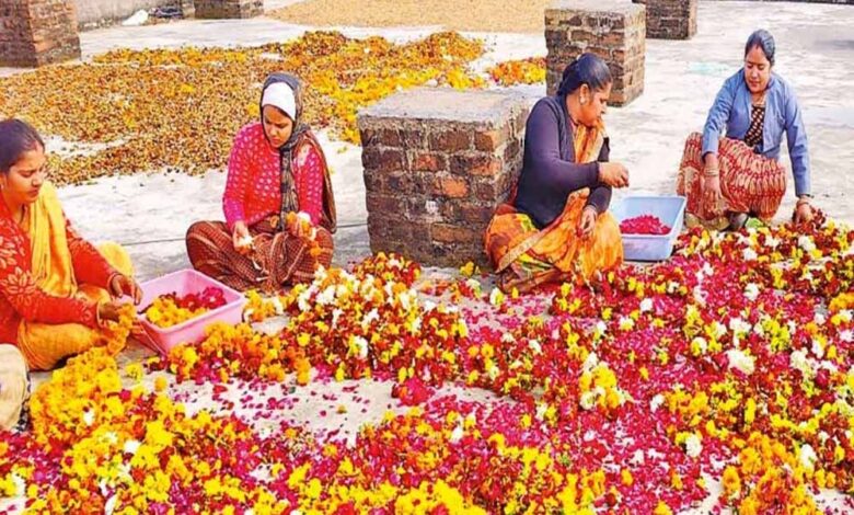 मंदिर-में-अर्पित-फूलों-और-बेलपत्रों-से-स्थानीय-महिलायें-हो-रहीं-आत्मनिर्भर