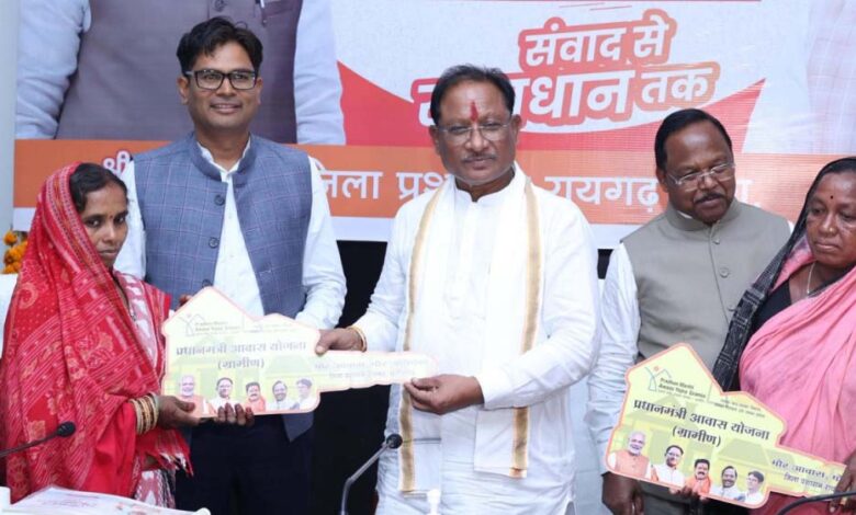 मुख्यमंत्री-ने-बिरहोर-महिलाओं-को-सौंपी-पक्के-आवास-की-चाबी