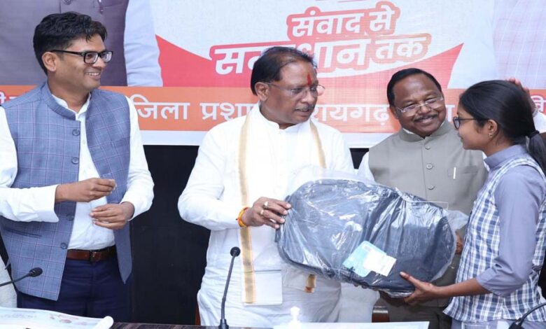 रायपुर-:-मुख्यमंत्री-ने-प्रतिभावान-विद्यार्थियों-को-किया-सम्मानित,-लैपटॉप-टैबलेट-भेंट-कर-बढ़ाया-उत्साह