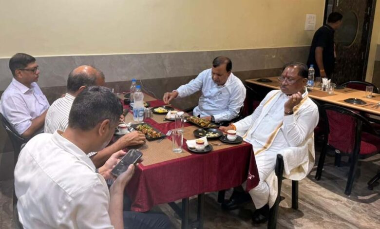 मुख्यमंत्री-विष्णुदेव-साय-ने-सिमगा-में-ढाबा-में-किया-भोजन,-स्थानीय-लोगों-से-की-आत्मीय-बातचीत