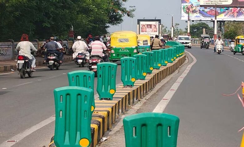 इंदौर-के-शास्त्री-ब्रिज-पर-नया-प्रयोग,-लोहे-के-हटाकर-अब-प्लास्टिक-के-डिवाइडर-लगाए