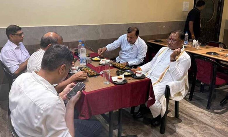 रायगढ़-से-लौटते-समय-बलौदा-बाजार-में-सीएम-साय-ने-ढाबे-पर-खाया-खाना