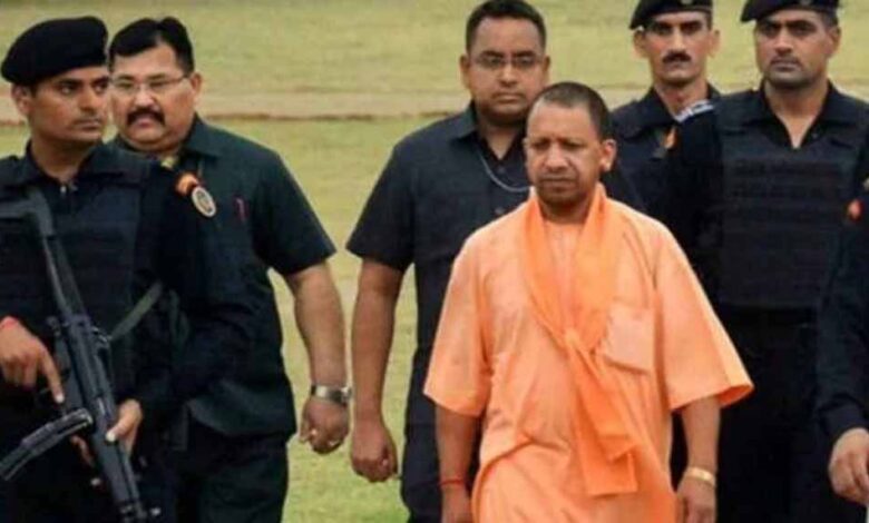 सीएम-योगी-का-हेलीकॉप्टर-प्रधानमंत्री-के-लिए-तैयार-किए-गए-हेलीपैड-पर-उतर-गया,-अधिकारियों-में-मचा-हड़कंप