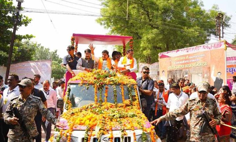 मुख्यमंत्री-डॉ.-यादव-ने-भारत-माता-की-जय-और-वंदे-मातरम-के-उद्घोष-के-साथ-आम-जनता-पर-की-फूलों-की-वर्षा