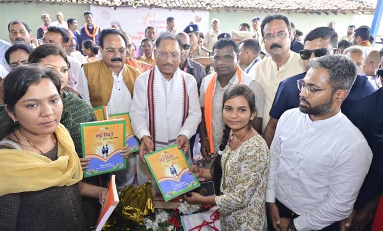 सुशासन-तिहार-के-दौरे-पर-मुख्यमंत्री-अचानक-पहुंचे-मांदरी-गांव-के-आँगनबाड़ी-केंद्र