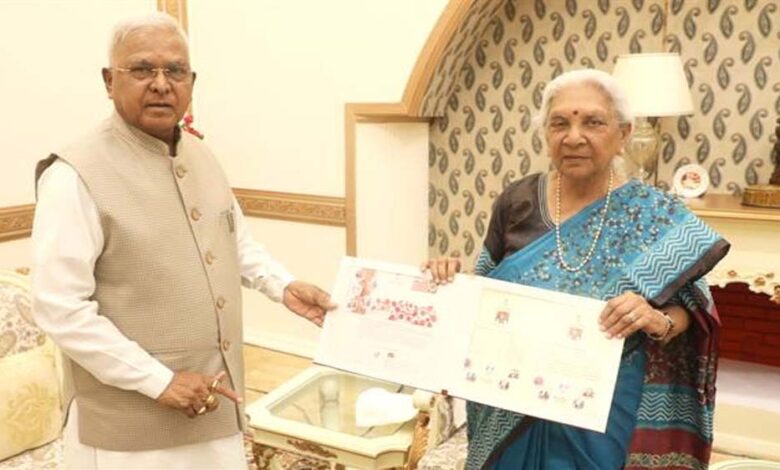 राज्यपाल-मंगुभाई-पटेल-से-उत्तरप्रदेश-की-राज्यपाल-श्रीमती-आनंदीबेन-पटेल-की-सौजन्य-भेंट
