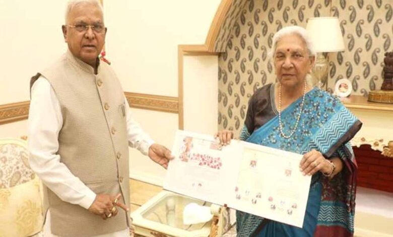 राज्यपाल-मंगुभाई-पटेल-से-उत्तरप्रदेश-की-राज्यपाल-श्रीमती-आनंदीबेन-पटेल-की-सौजन्य-भेंट